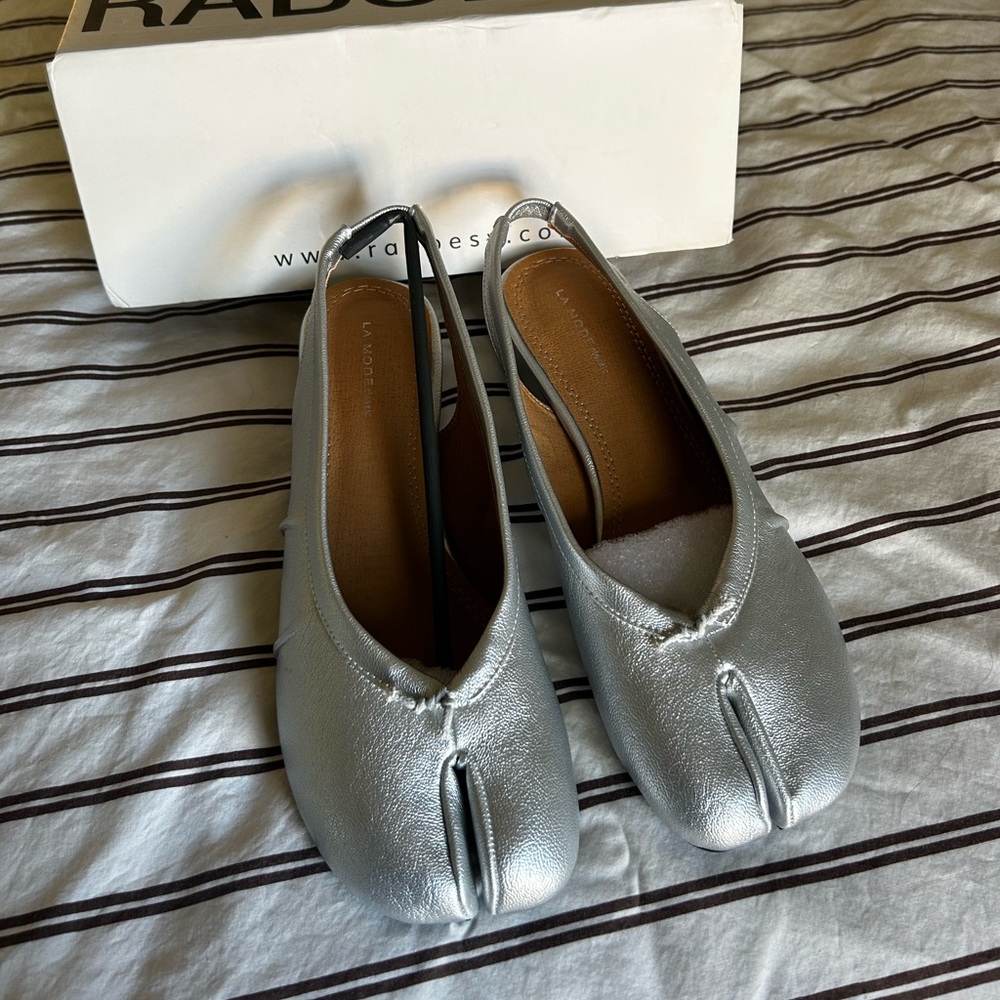Raboesy Wrinkles Tabi Sandal Pumps